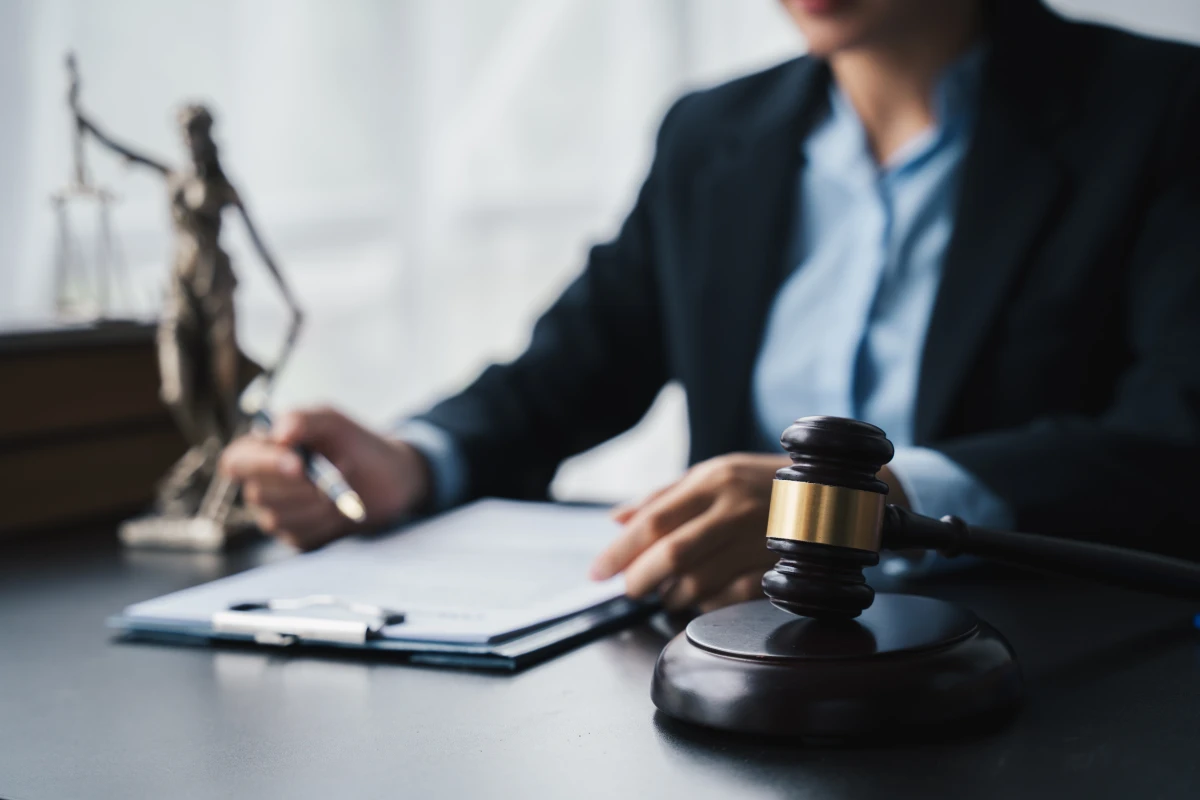 Le Dol en Droit des Contrats : Comprendre et Agir